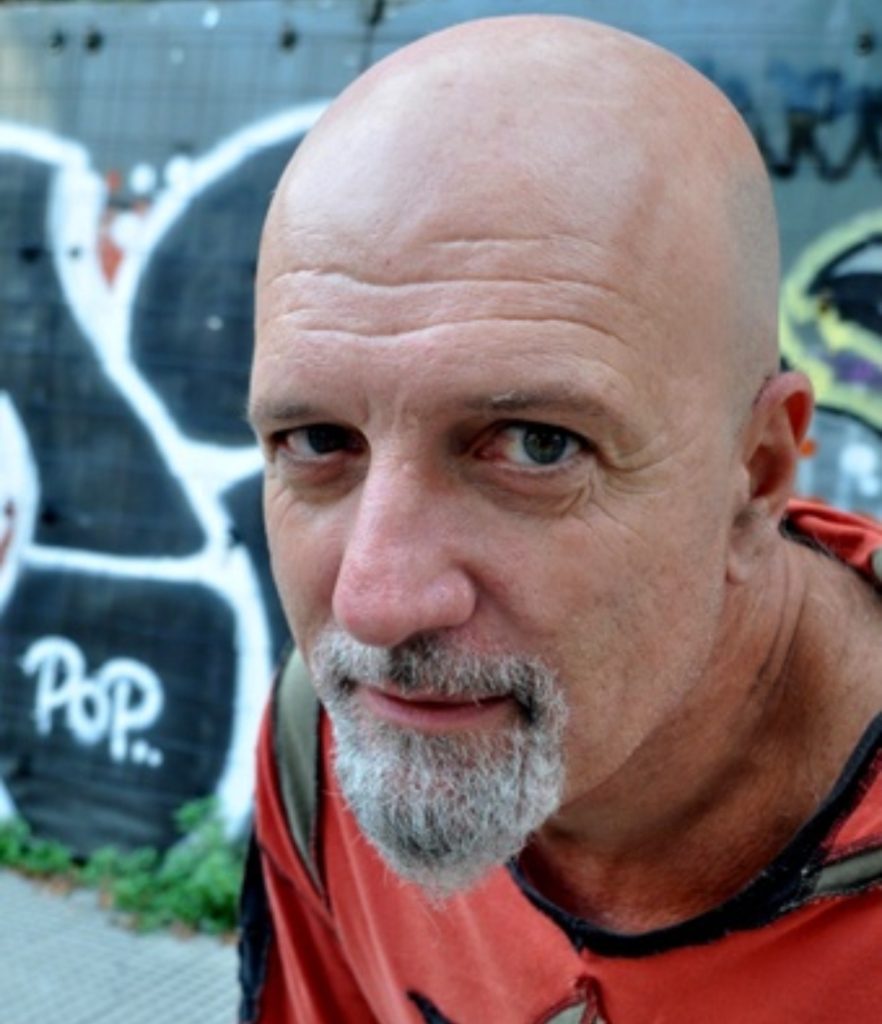 Gustavo Cordera, el músico y compositor argentino, visitará Tenerife para ofrecer un concierto inolvidable este viernes 20 en el Auditorio Infanta Leonor. Conoce más sobre este evento y su significativa contribución al rock latinoamericano.