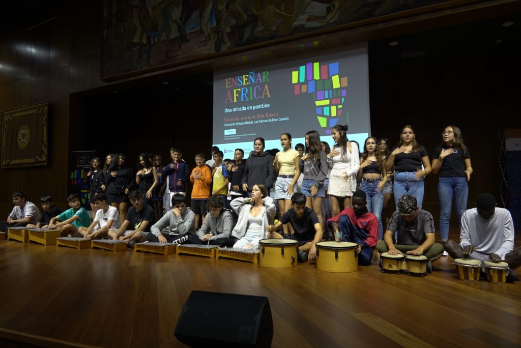 Un grupo de jóvenes del IES Francisco Hernández Monzón, este pasado jueves en el Paraninfo de la ULPGC, durante el Encuentro final Insular del proyecto Enseñar África.